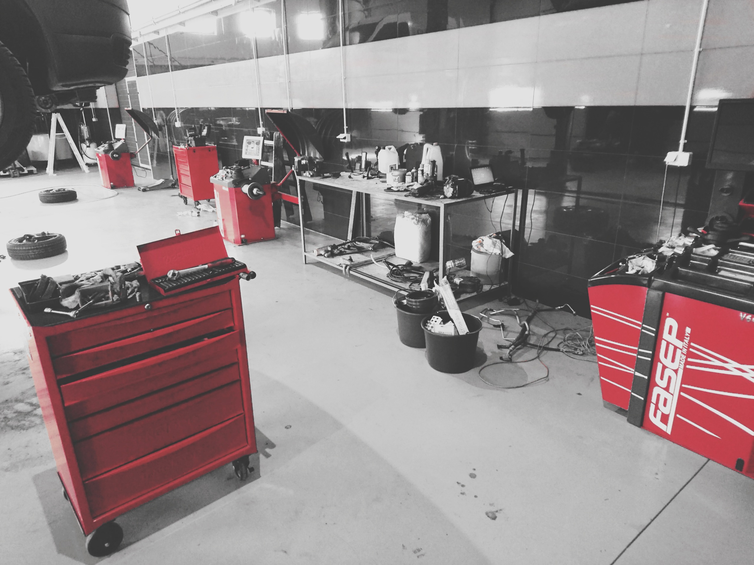 Widok ogólny nowoczesnego serwisu pojazdów dostawczych z widocznymi podnośnikami SPACE i sprzętem wulkanizacyjnym FASEP